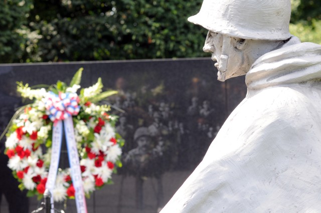 Koreans, Americans at war memorial, honor those lost in war