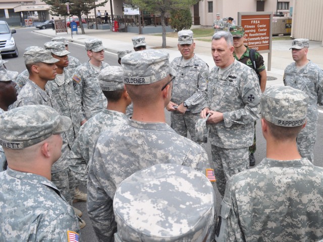 Eighth Army commander visits Suwon Air Base