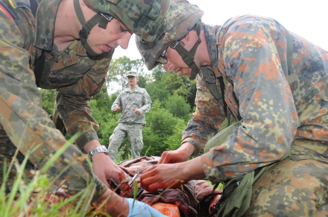 US Army Medics train German Psyops Soldiers 