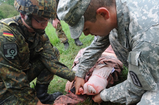 US Army Medics train German Psyops Soldiers 