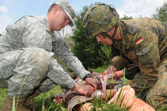 US Army Medics train German Psyops Soldiers 