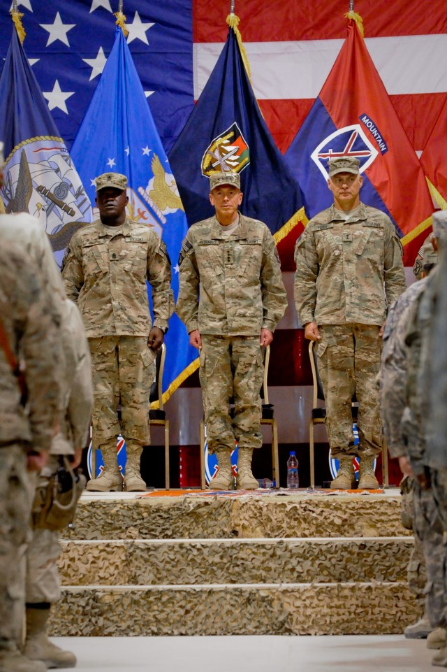 Gen. Petraeus celebrates Fourth of July at Kandahar Airfield