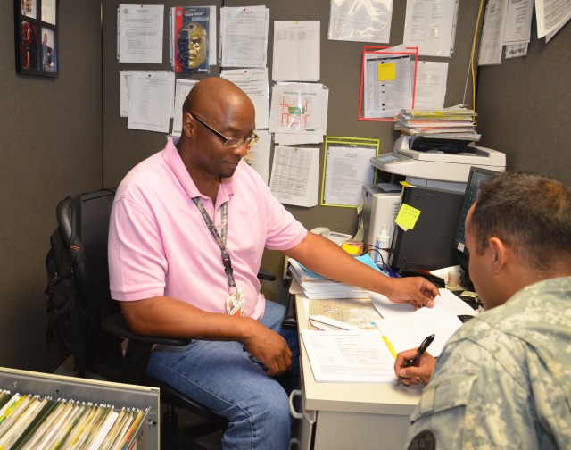 Fort Hood Peblo discusses IDES with Soldier