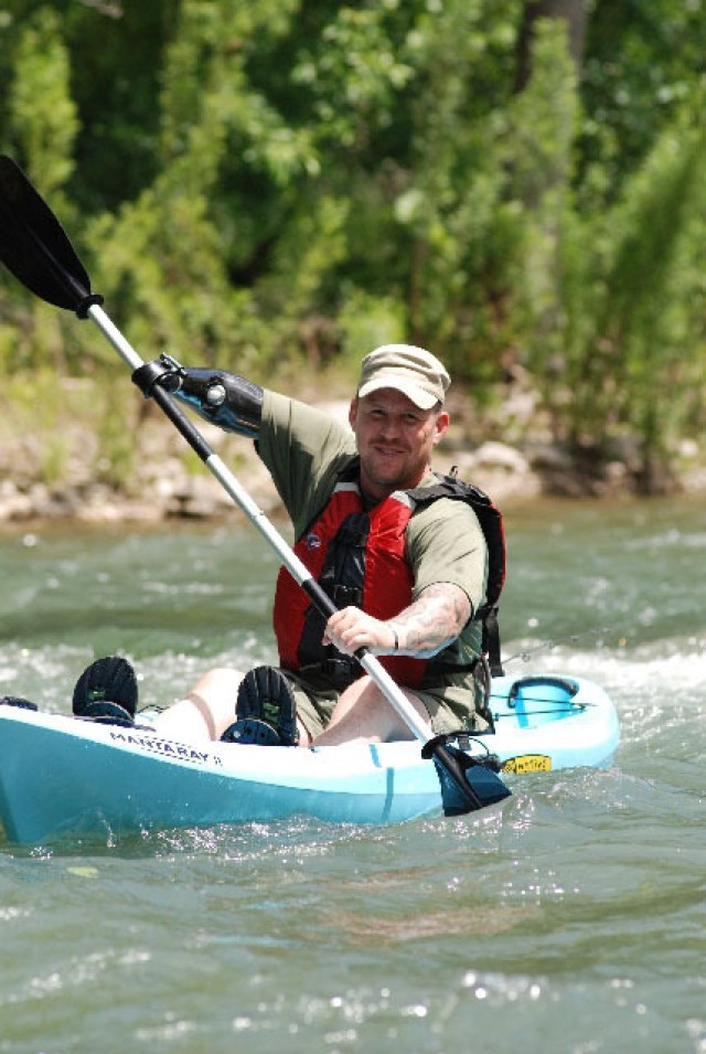 Soldier ovecomes injury to help others