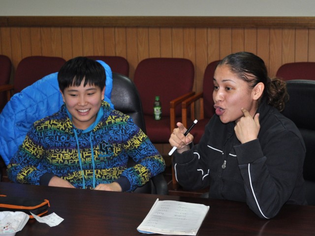 Air defenders hold English class for ROK Air Force