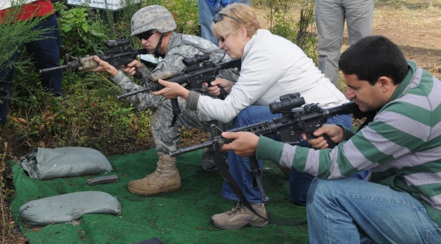 JBLM Community Connectors receive Weapons training