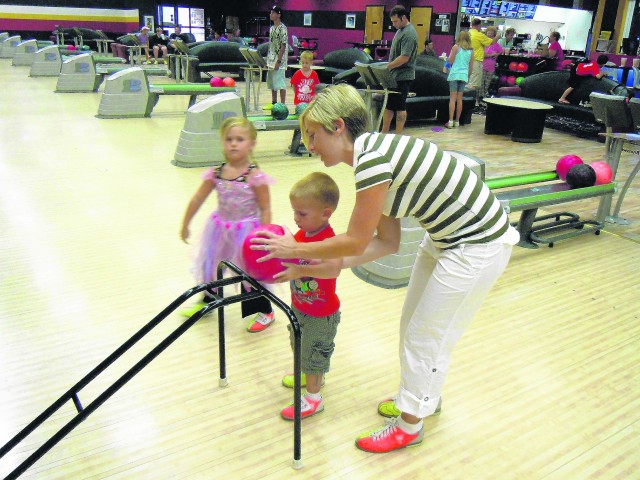 Enlisted spouses club recruits at bowling center