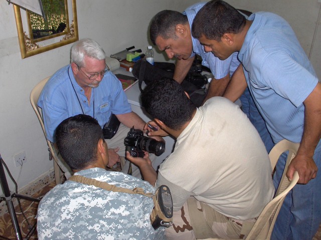 Iraqi Soldiers graduate public affairs course