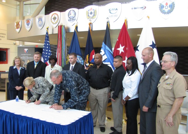 Gen. Dunwoody And Vice Adm. McCoy Signs Agreement