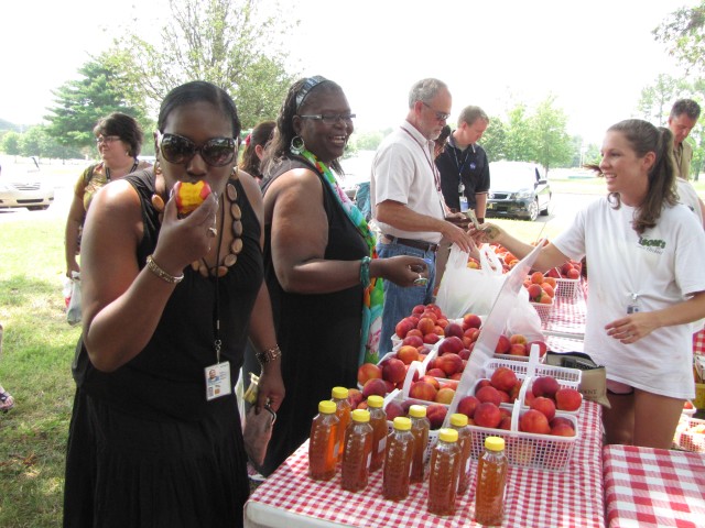 Valerie Johnson And Diane Smalley Shop For Fruit