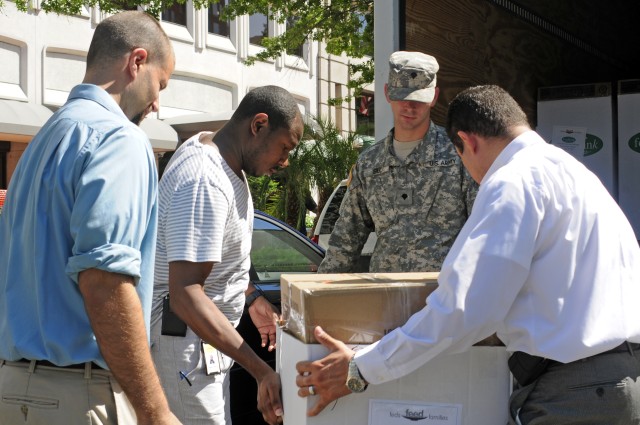Old Guard Soldiers help Feds Feed Families