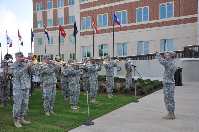 New FORSCOM/USARC headquarters honors Gen. George C. Marshall during ceremony that includes uncasing of command colors