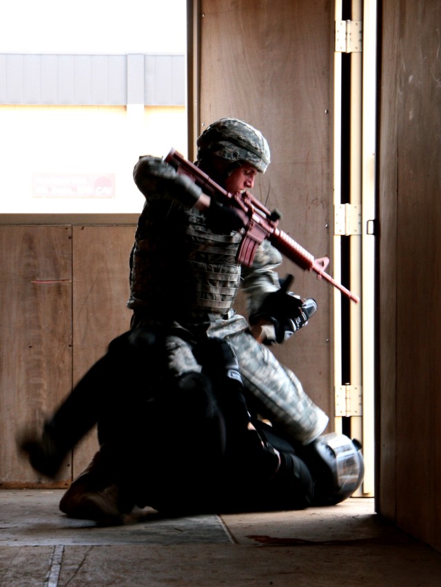 Soldiers train in Modern Army Combatives