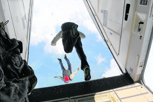 Joint operation enhances SEALs’, Sherpa aircrew’s skills