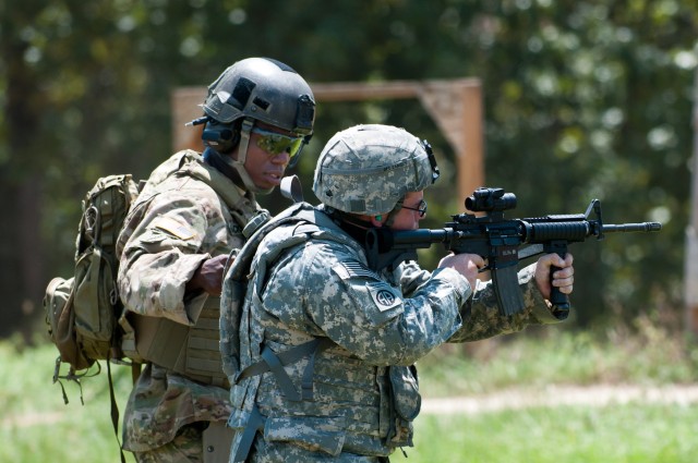 SF Soldier teaches paratrooper marksmanship