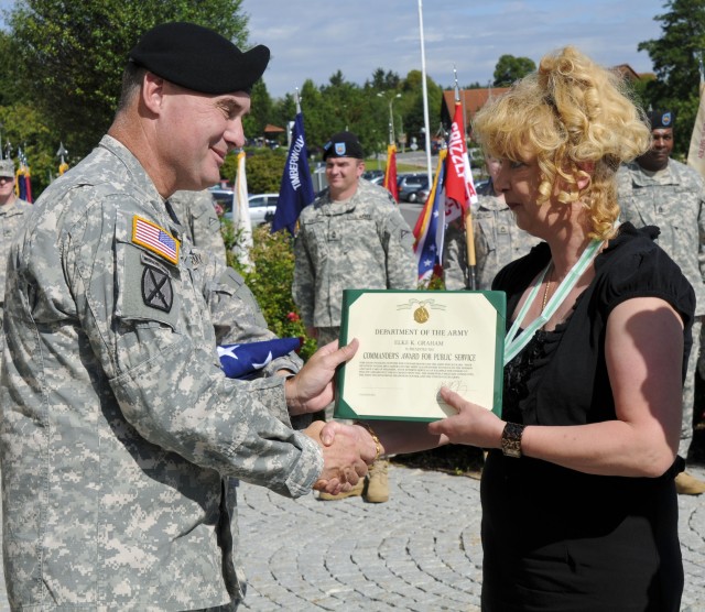Mrs. Elke Graham receives the Commander's Award for Public Service