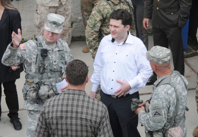 Georgian Minister of Defense receives mission brief from JMRC commander