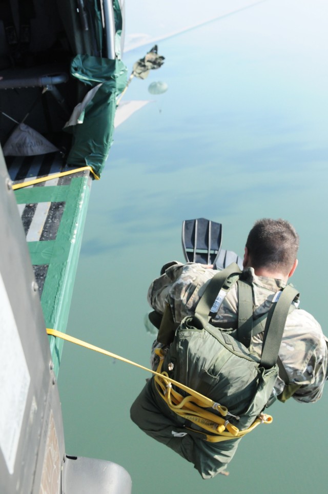 Special Forces practice water operations in Gulf of Mexico joint exercise