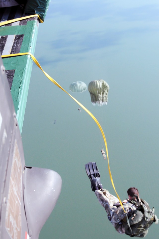 Special Forces practice water operations in Gulf of Mexico joint exercise