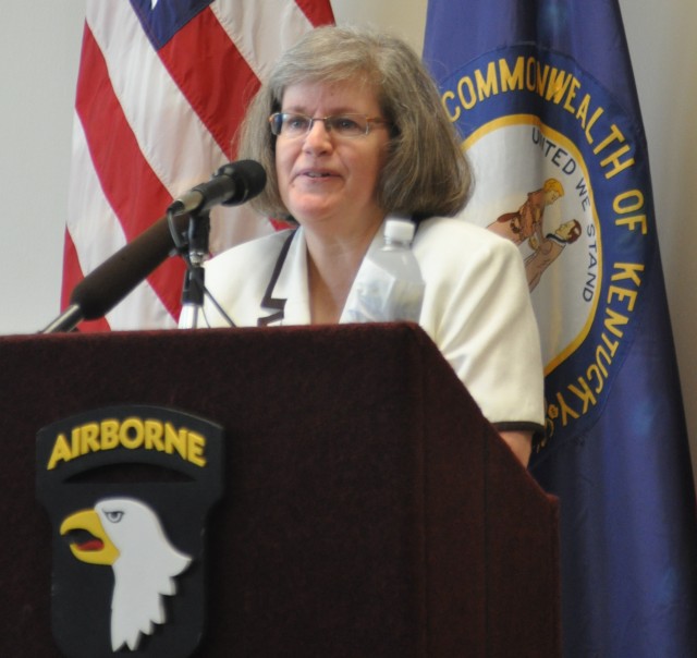 Holly Petraeus returns to Fort Campbell