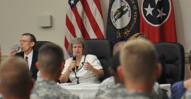 Holly Petraeus returns to Fort Campbell