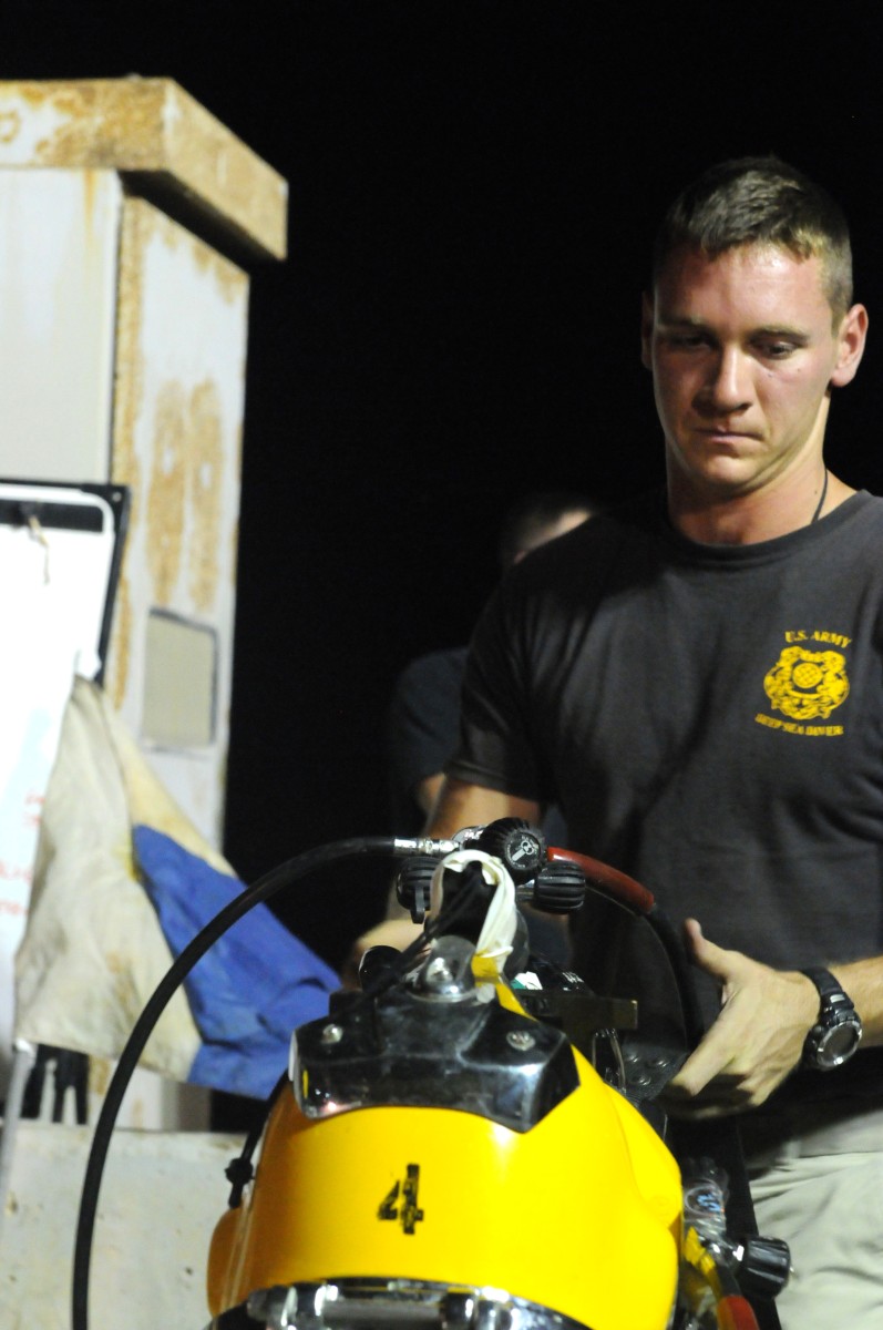 7th Engineer Dive Team conducts salvage diver qualifications Article