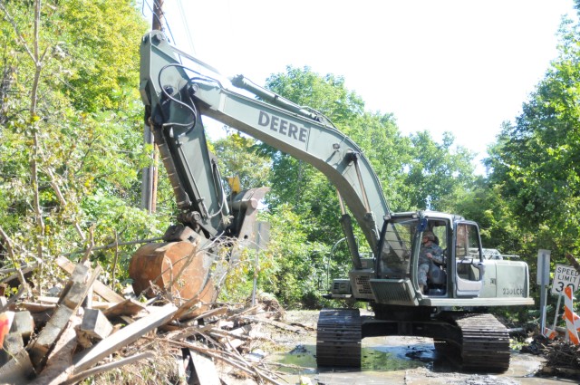 New York Army National Guard Soldiers Clear Roads, Contain Floodwaters