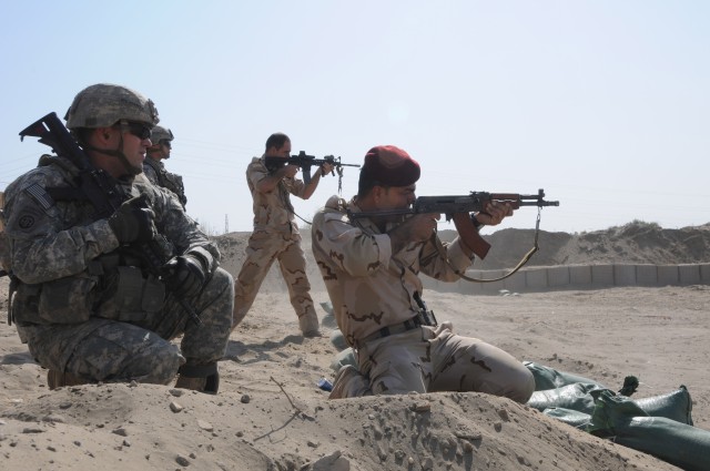 U.S. paratroopers, Iraqi soldiers christen new rifle range