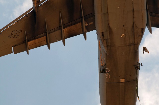 Paratroopers exit C-17