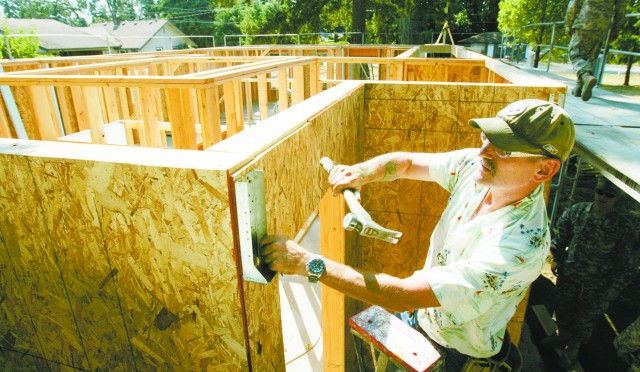 Soldiers pitch in to help Habitat for Humanity