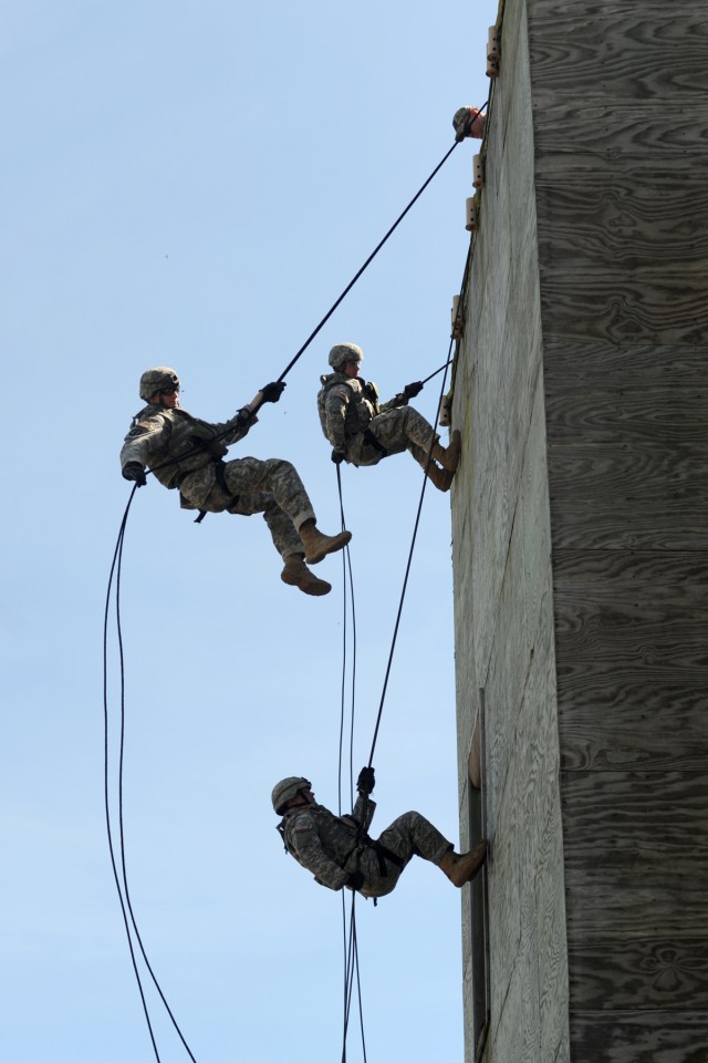 MP Warfighter rappelling