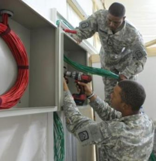160th Signal Brigade Soldiers Install Cable
