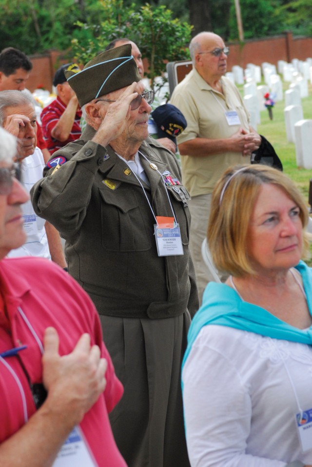 World War II vets lay wreath