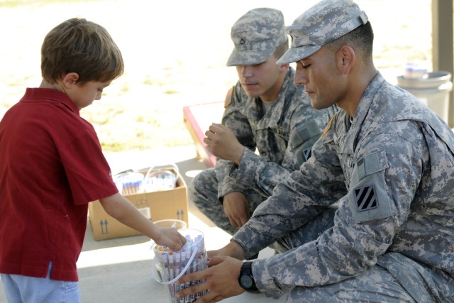 3/69 AR Soldiers spend afternoon volunteering at festival