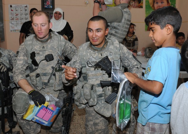 Troops visit children in Tikrit