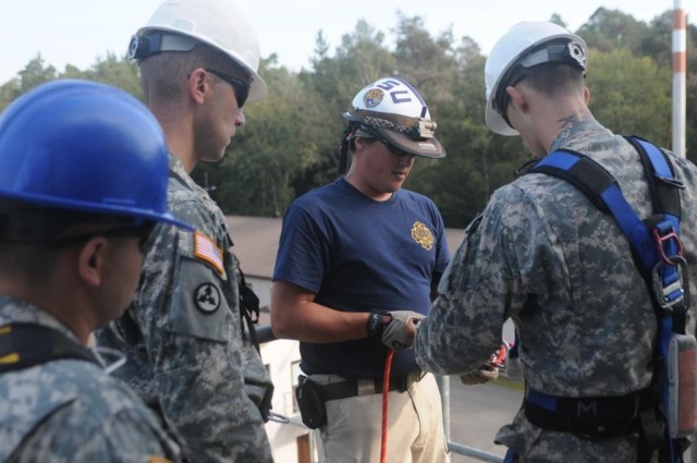 Soldiers train to work in tight spaces