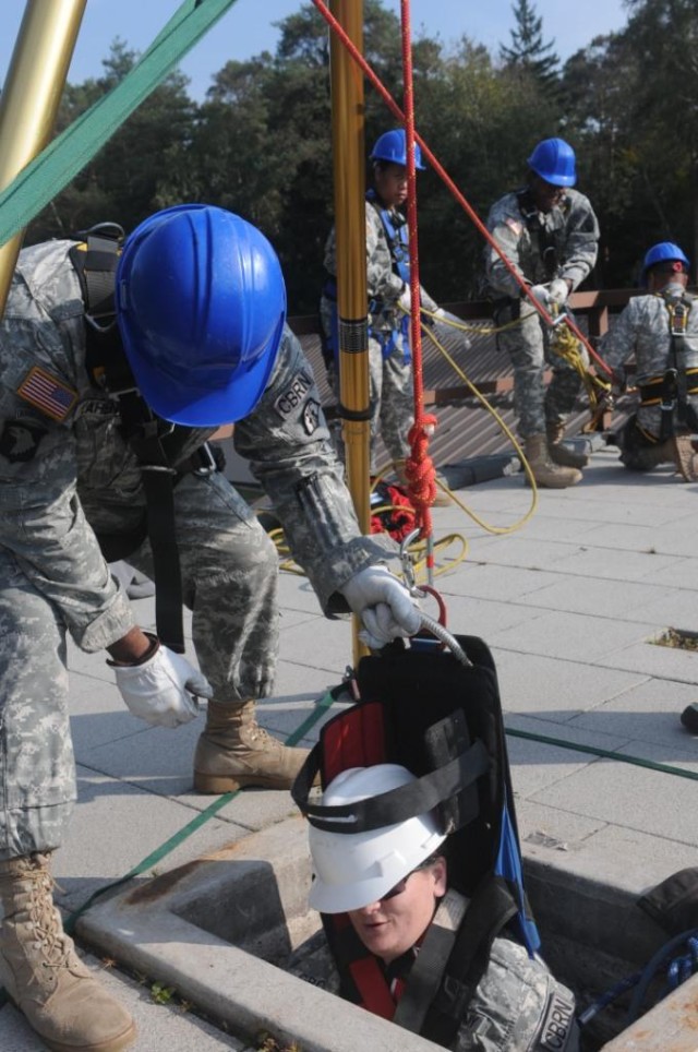 Soldiers train to work in tight spaces