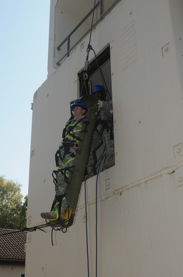 Soldiers train to work in tight spaces