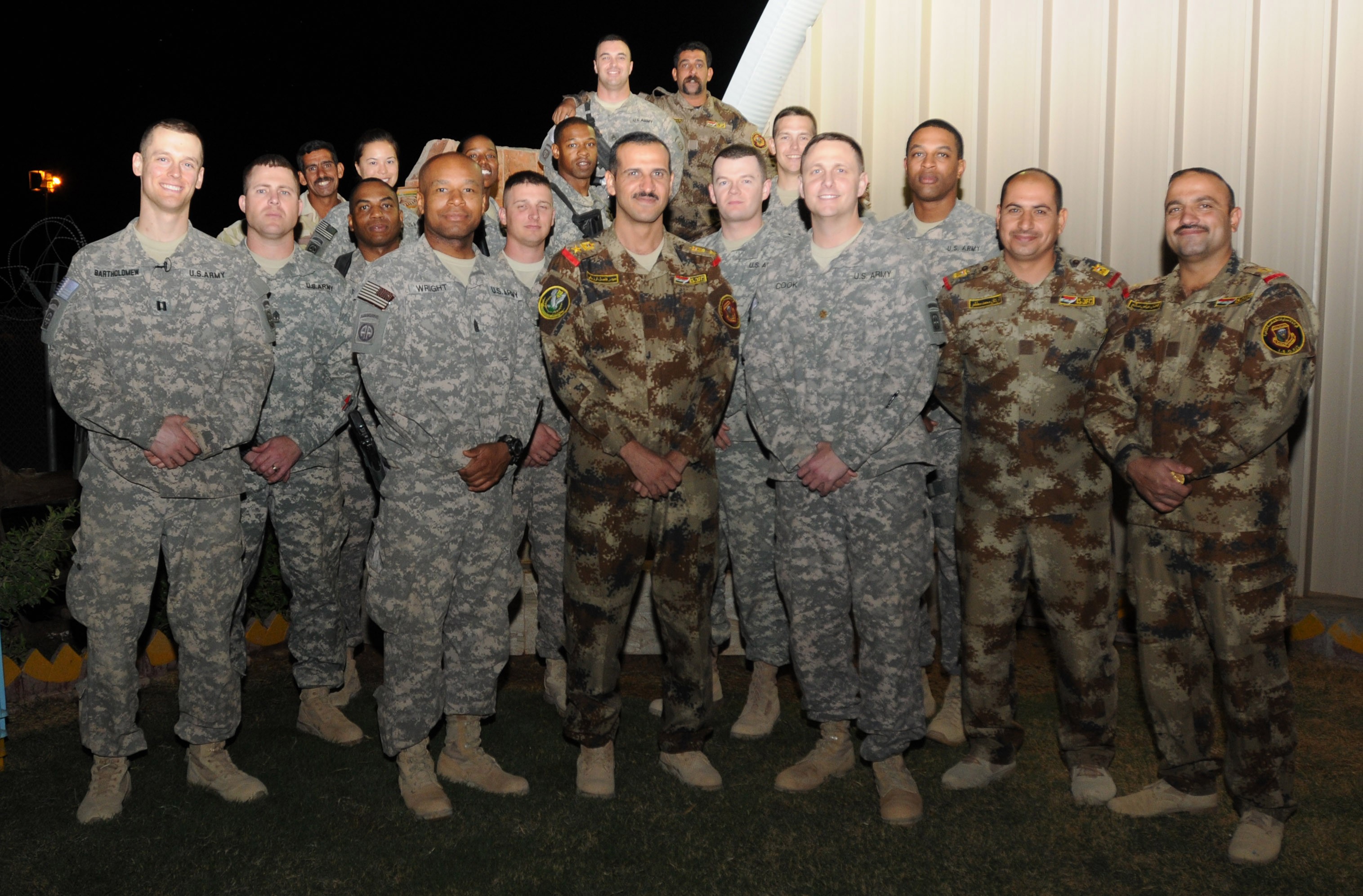 Iraqi Soldiers and U.S. Paratroopers share one last meal together ...