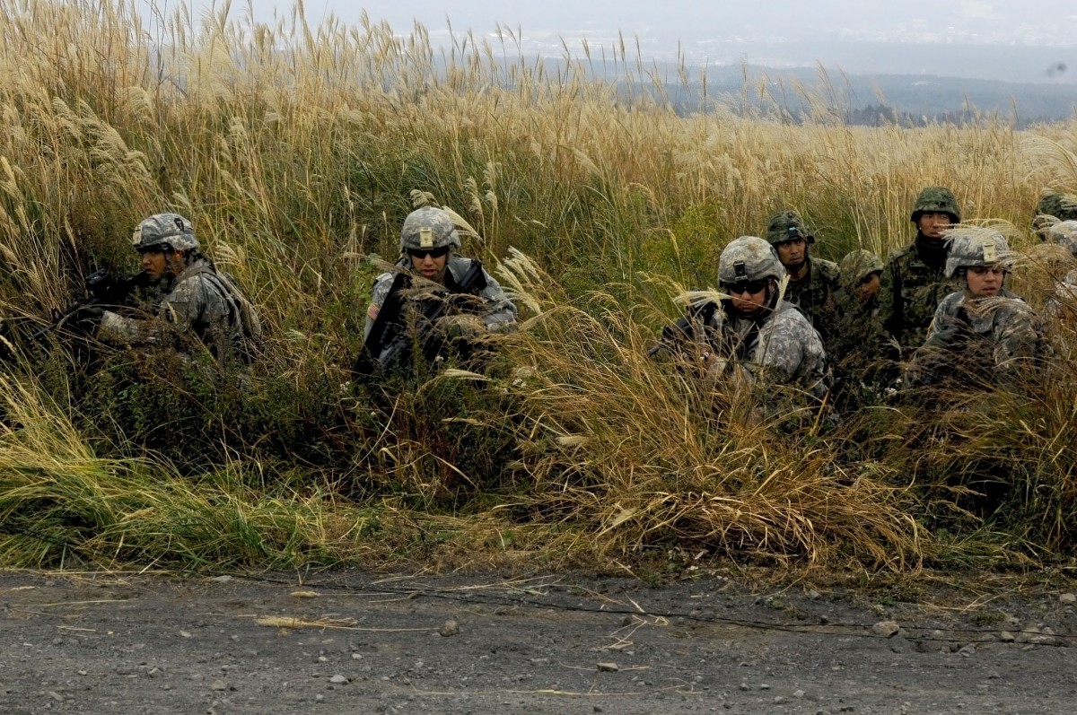 U.S., Japanese Soldiers practice squad live fire during Orient Shield ...