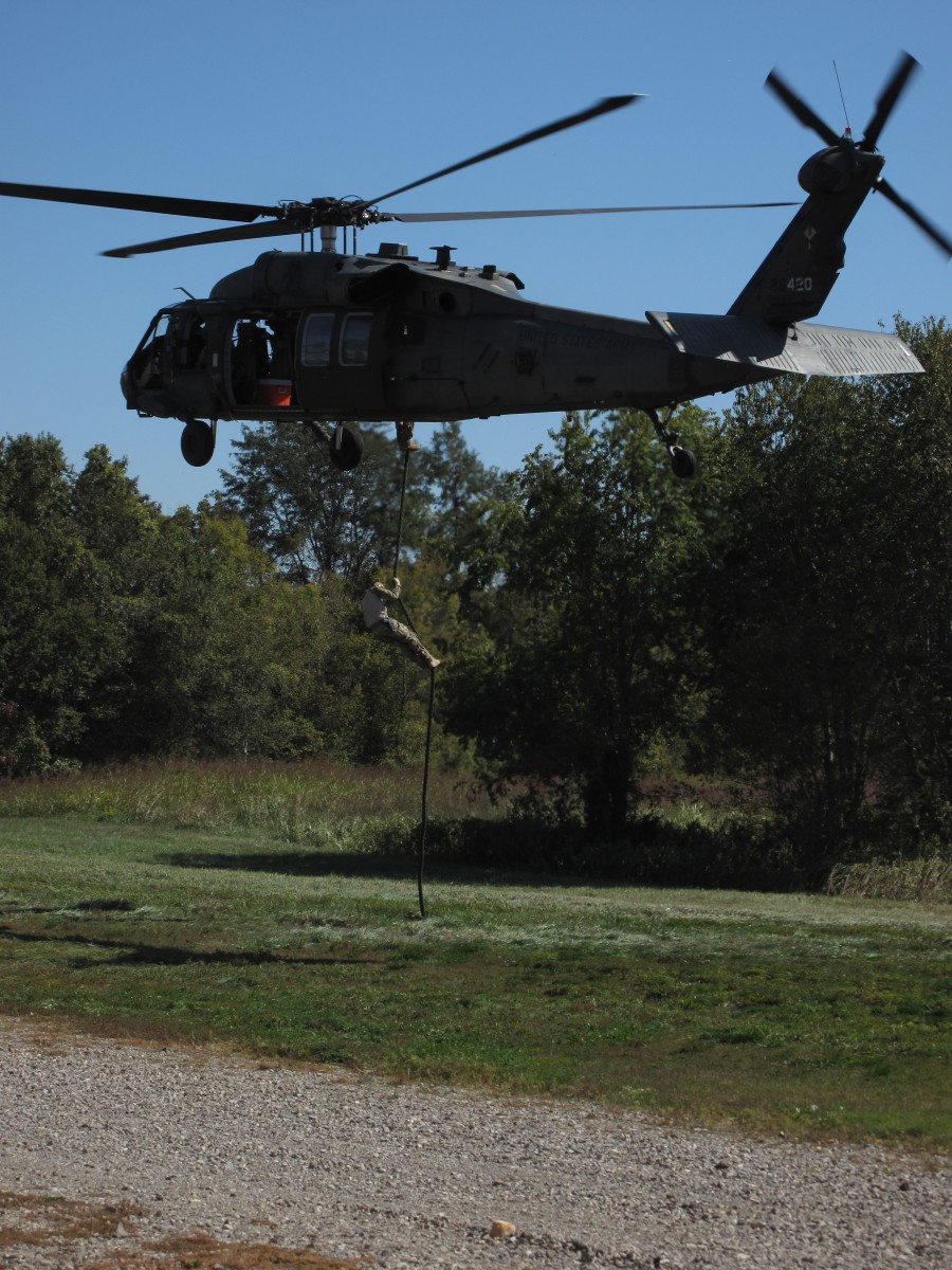 101st CAB Assists SF in Fast Rope Insertion and Extraction System ...