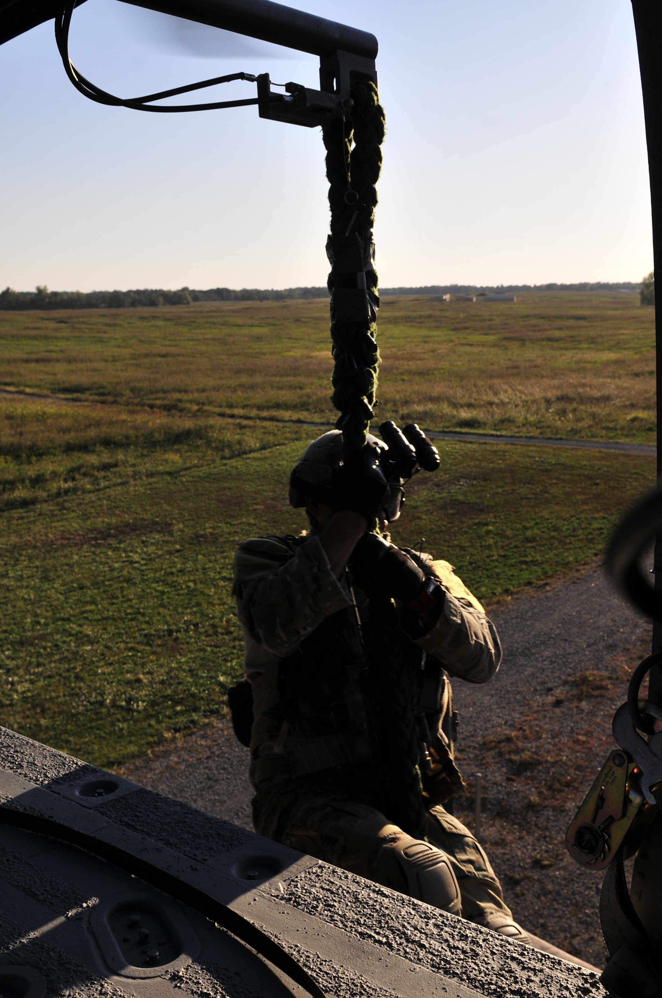 101st Cab Assists Sf In Fast Rope Insertion And Extraction System Training Article The