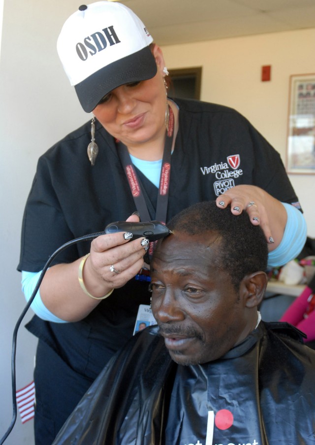 Virginia College Studen Gives Free Haircut To Veteran