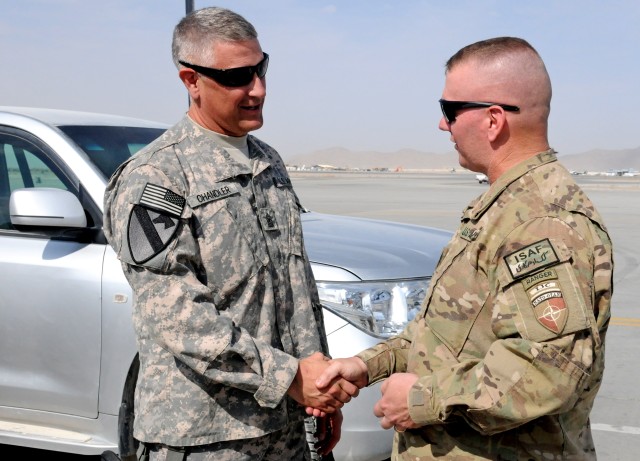 Sgt. Maj. of the Army meets with Command Sgt. Maj. Troxell