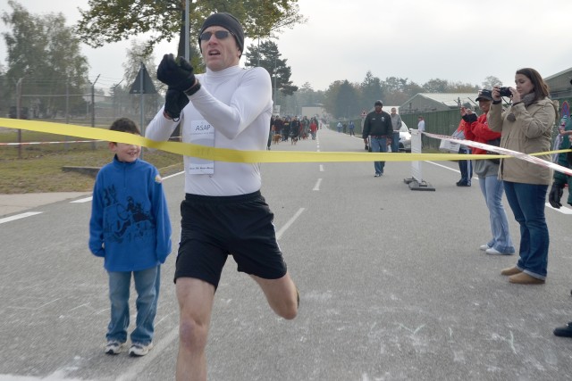 For Army flight medic, winning Red Ribbon Run sets example