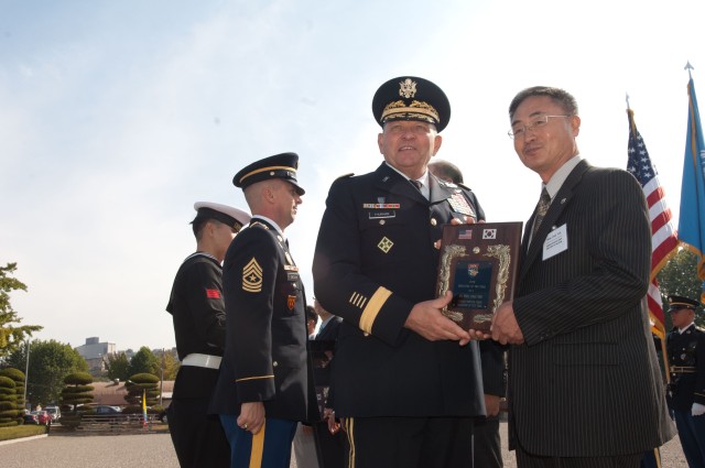 Civilians honored by USFK
