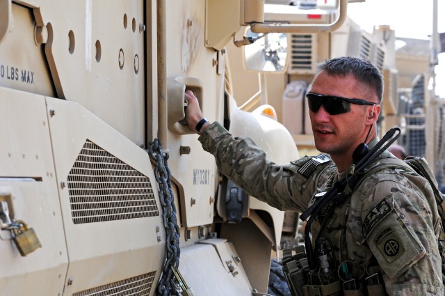 82nd Airborne Division Soldier provides security for RC(S) leadership