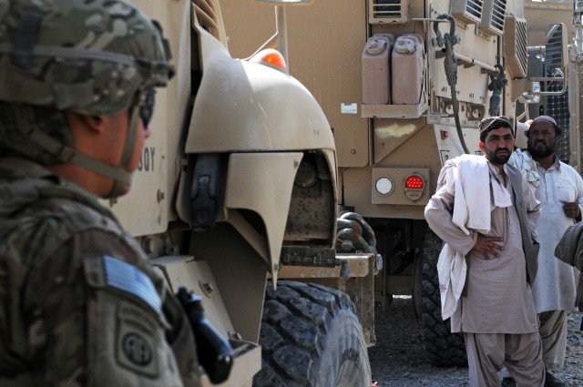 82nd Airborne Division Soldier secures area in Kandahar City