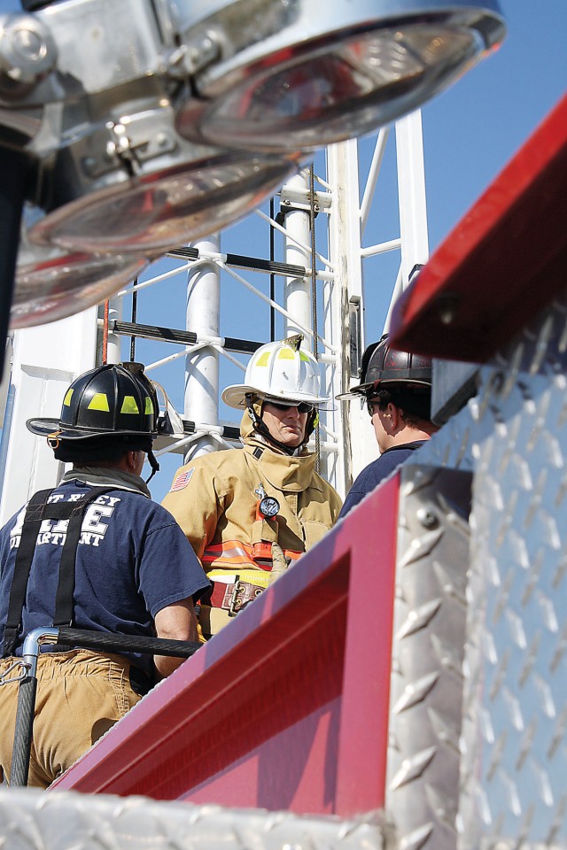 Fort Riley garrison commander tries hand at firefighting