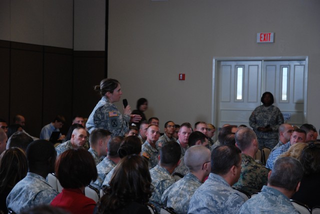 Soldiers, families exchange dialogue with chairman of Federal Reserve